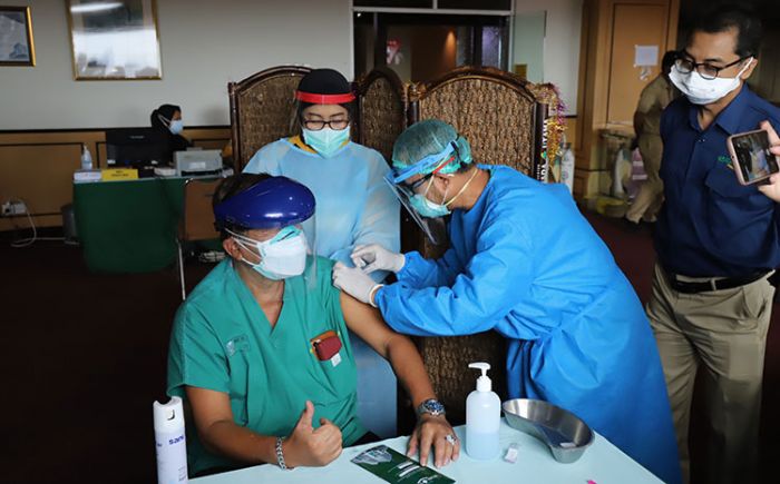 Hari Ini, Nakes Lansia di Kota Surabaya Mulai Terima Vaksin Covid-19