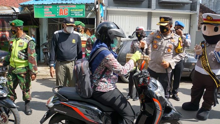 Bagi Masker Bareng Tiga Pilar di Kota Mojokerto Hadirkan Boneka Polisi Lantas Bermasker