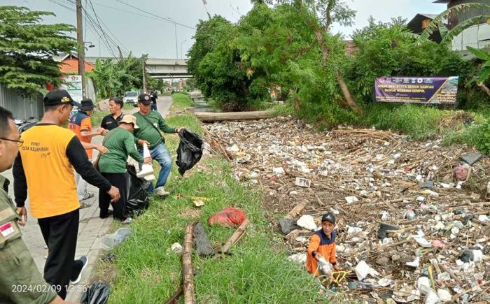 Minim Dukungan Pemkab, Bersih-Bersih Sampah di Sungai Wrati tak Maksimal