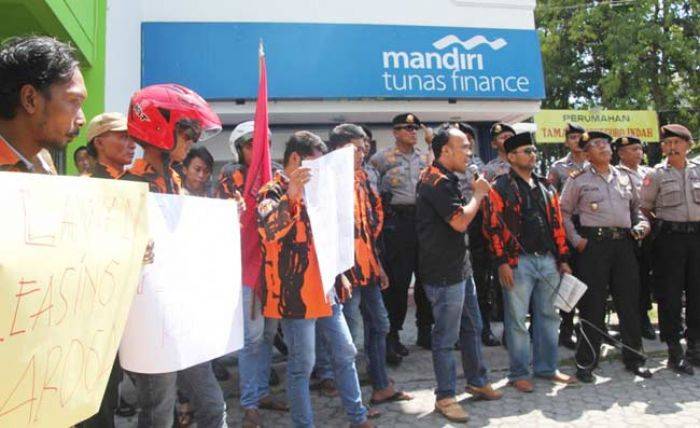 Dinilai Semena-mena terhadap Konsumen, PP Demo Kantor Mandiri Finance Tuban