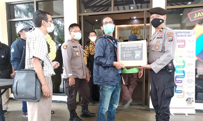 Peduli Sesama, Kapolres Batu Bagikan Sembako pada Wartawan