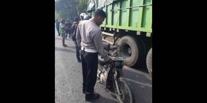 Kecelakaan Maut di Gempol, Pemotor Tewas Tabrak Truk Parkir Kecelakaan Maut di Gempol, Pemotor Tewas Tabrak Truk Parkir
