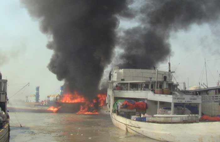 KM Bermuatan 550 Ton Pupuk Terbakar di Pelabuhan Gresik