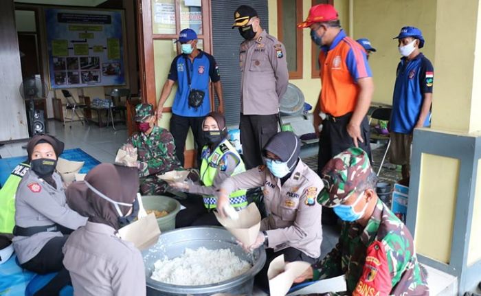 Polres, Kodim, dan Pemkab Gresik Dirikan Dapur Umum Bantu Warga Terdampak COVID-19