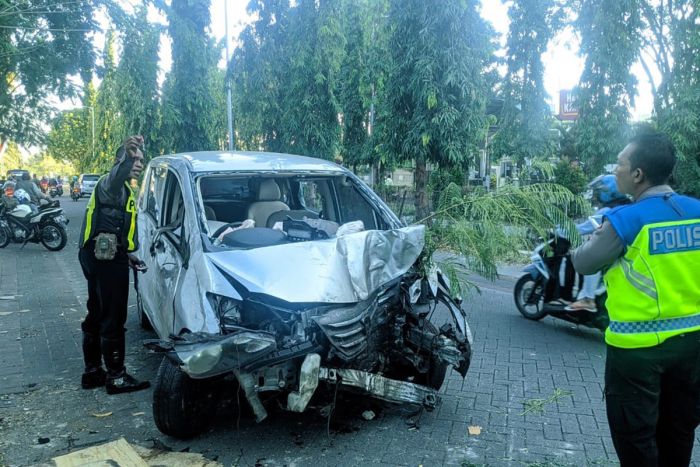 Diduga Mengantuk, Mobil Dosen ITS Surabaya Terbalik