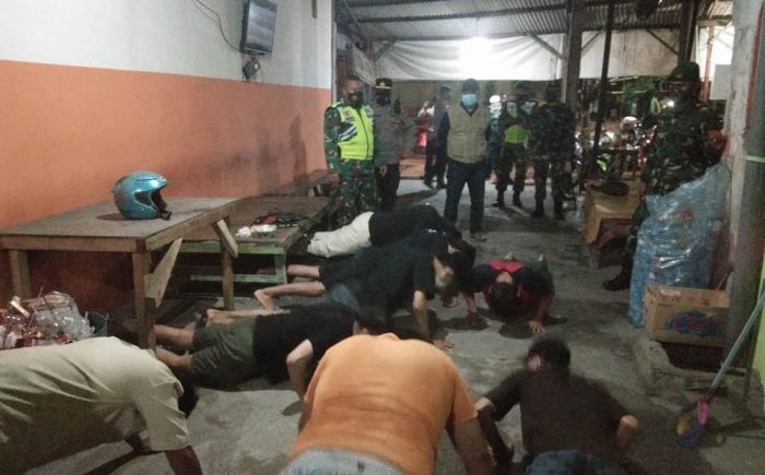 Razia PPKM Darurat di Cerme, Puluhan Pengunjung Kafe dan Warkop Disanksi Push Up