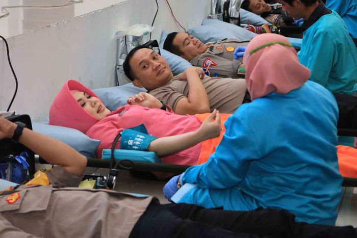 Peringati HUT ke-Bhayangkara, Polrestabes Surabaya Gelar Donor Darah
