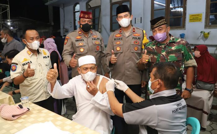 Jemaah Masjid Baitul Manshur Sambut Antusias Vaksinasi Malam Hari yang Digelar Polres Mojokerto