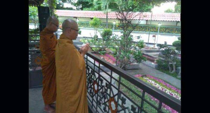 Ikut Peringati Haul ke-6, Dua Biksu Berdoa di Makam Gus Dur