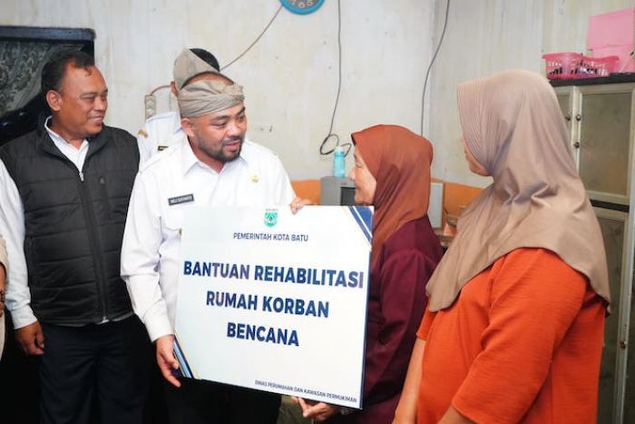 Wakil Wali Kota Batu Beri Bantuan Rehabilitasi Rumah Warga yang Ambruk di Desa Sumberejo