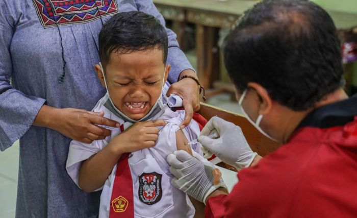 Beragam Reaksi Anak-Anak di Kota Kediri saat Disuntik Vaksin Covid-19