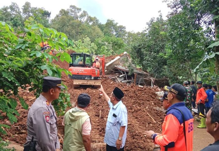 Respons Cepat Tim BPBD Jatim Bantu Pencarian dan Evakuasi Korban Longsor di Jombang