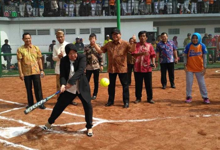 Lapangan Hockey dan Softball di Dharmawangsa Diresmikan Risma