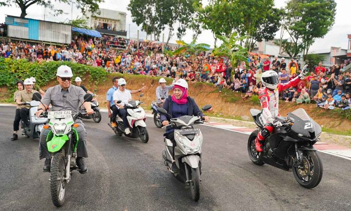 Tinjau Pembangunan Sirkuit Parang Magetan, Khofifah Jajal Lintasan Bareng Mario Aji dan Adenanta