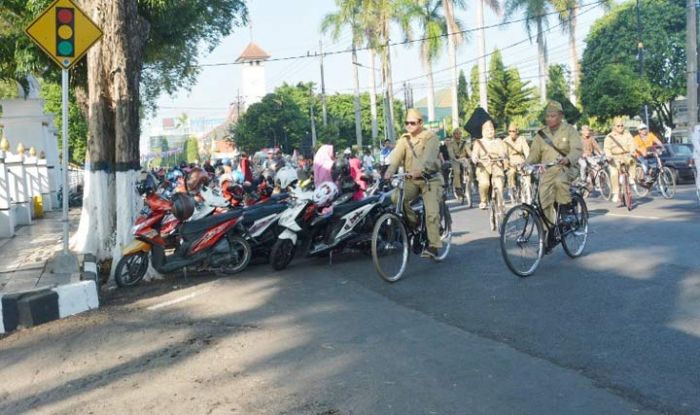 Sambut Hari Kemerdekaan, Danrem dan Wali Kota Madiun Gowes Bareng Komunitas Onthel