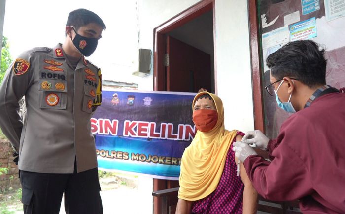Vaksinasi Door to Door untuk Lansia di Kota Mojokerto Gunakan Motor Vaksin Keliling