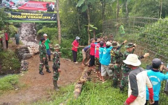 Perbaiki Jembatan Rusak di Desa Banaran, TNI-AD Dibantu Warga
