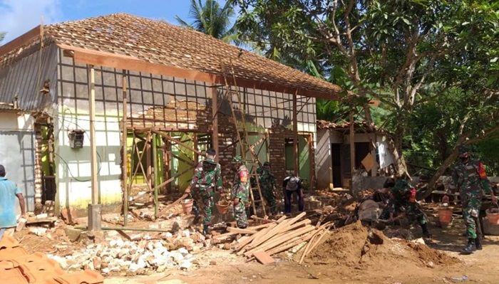 Prajurit TNI Jadi Penyemangat Masyarakat Dasuk Sumenep dalam Pra TMMD ke-110