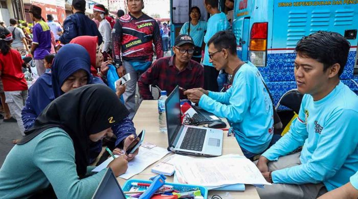 Jemput Bola Pelayanan Adminduk, Dispendukcapil Kota Kediri Hadir Semarakkan Agustusan di CFD