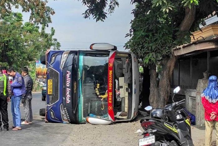 Oleng Hindari Truk Gandeng, Bus Pelita Indah Jurusan Trenggalek-Surabaya Terbalik di Kediri