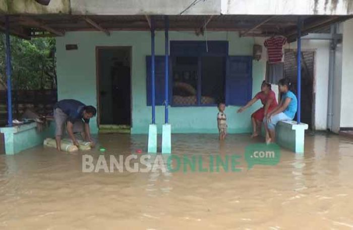 Banjir Tak Kunjung Surut, Warga Curahmalang Terserang Gatal-Gatal
