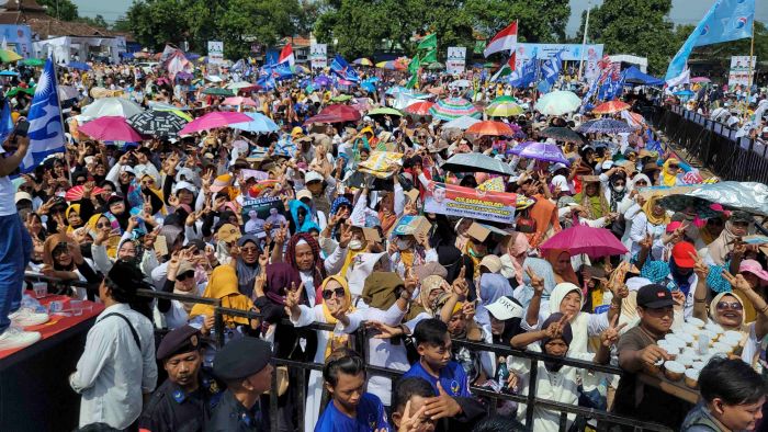 Kampanye Akbar, Tak Banyak Pidato, Khofifah dan Gus Barra Sibuk Bagi Souvenir & Borong Kue Pengasong