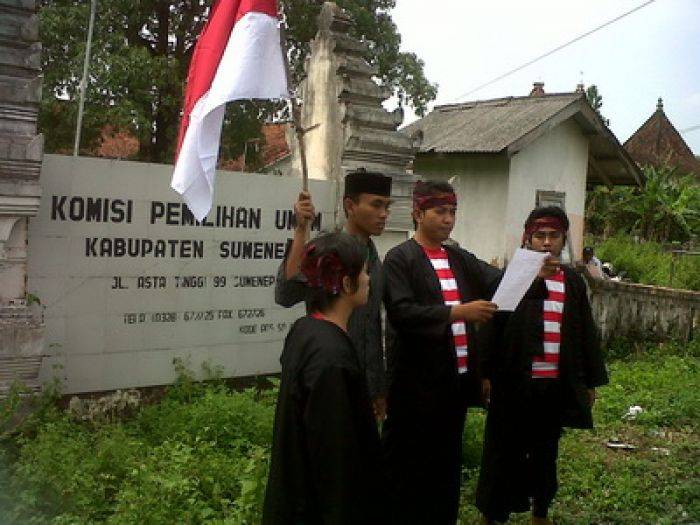 Berpakaian Sakera, Aktivis KMS Serahkan Surat Rakyat ke KPU Sumenep