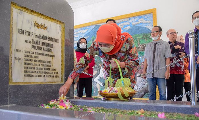 Jelang Misi Dagang di Sulut, Gubernur Khofifah Ziarah ke Makam Tuanku Imam Bonjol dan Kiai Madja