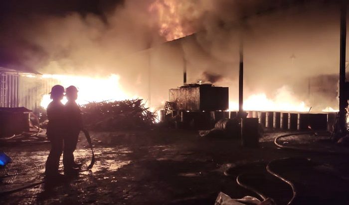 Gudang Pengolahan Limbah Minyak Kelapa Sawit di Lingkar Timur Sidoarjo Terbakar