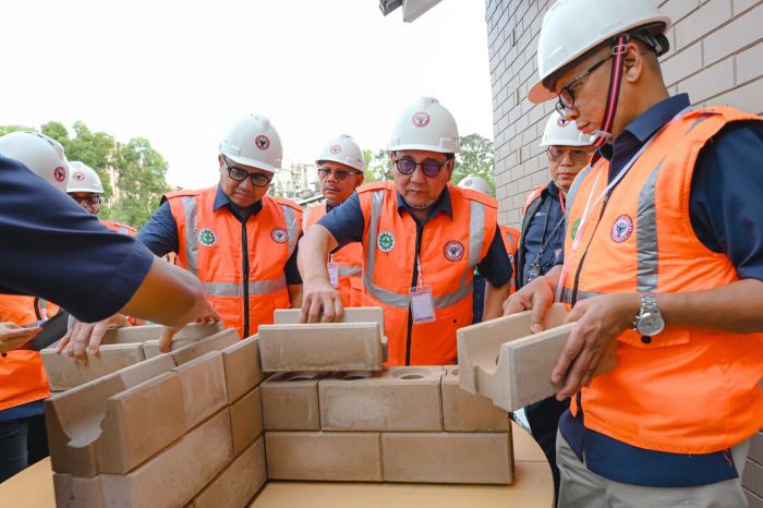 SIG Kirim 36.000 Bata Interlock Presisi untuk Pembangunan Huntap di Kampung Talang Padang