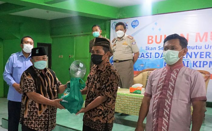 BKIPM Surabaya I Bersama Komisi IV DPR RI Salurkan 900 Paket Ikan di Madiun