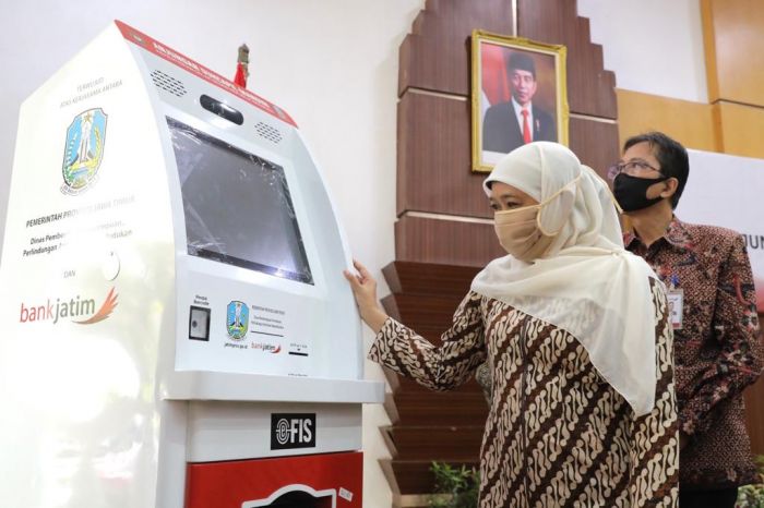 ​Gubernur Khofifah Serahkan Bantuan Mesin ADM ke-20 Kabupaten/Kota Bantuan CSR Bank Jatim
