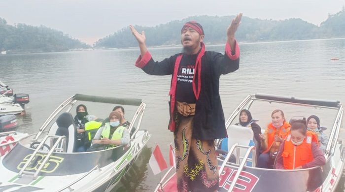 Paguyuban Reyog Obyog Ponorogo Beri Dukungan Paslon Sugiri-Lisdyarita di atas Speedboat