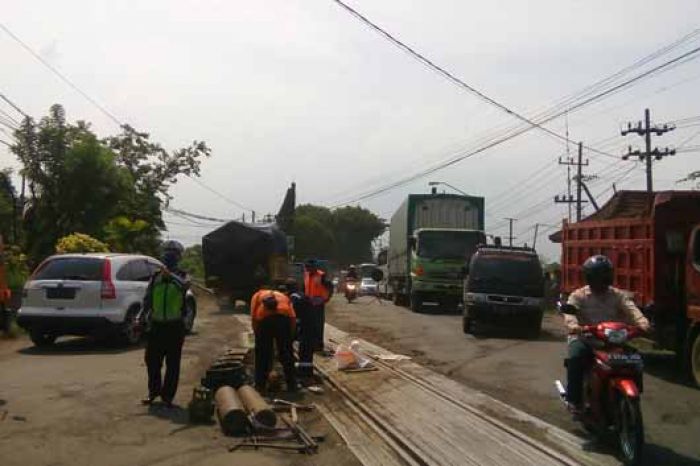 Perbaikan Jalan Nasional di Raci hanya Tambal Sulam, Berdalih agar Lalu Lintas Tetap Lancar