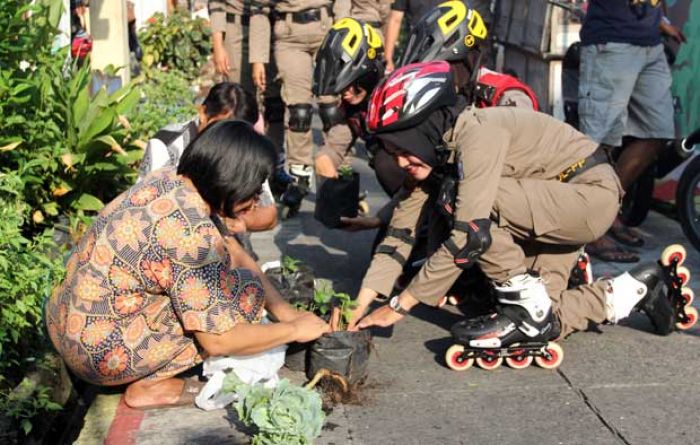 Pakai Roller Blade, Polwan dan Satpoltik Sedekah Bibit Cabai di CFD Tunjungan