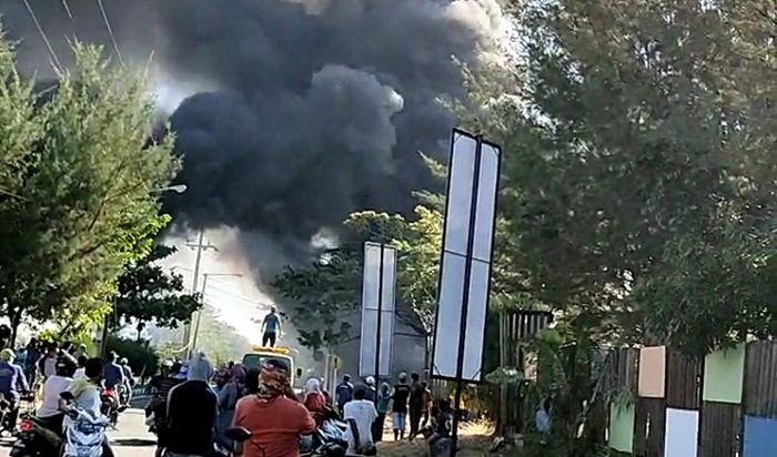 Gudang Styrofoam BJBR di Kota Probolinggo Terbakar, Diduga Gara-gara Bakaran Sampah Gudang Styrofoam BJBR di Kota Probolinggo Terbakar, Diduga Gara-gara Bakaran Sampah