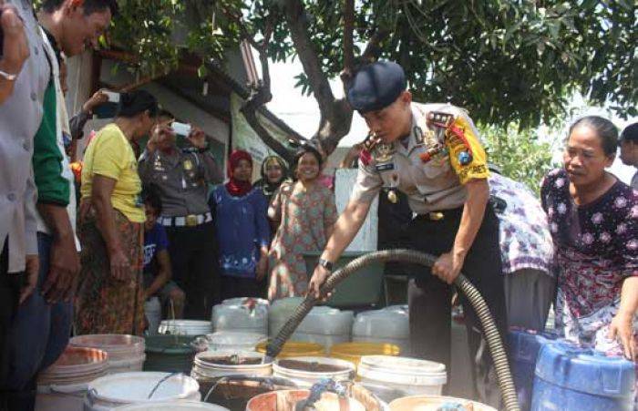 Polres Tuban Dropping Air Bersih Warga di Sekitar Proyek Minyak, Warga Minta Pertamina EP ikut Bantu