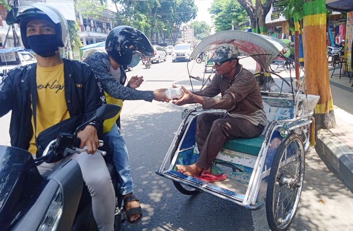 Jurnalis Center Pamekasan Gandeng PSBB Beri Edukasi Prokes dan Bagikan Nasi Kotak ke Abang Becak