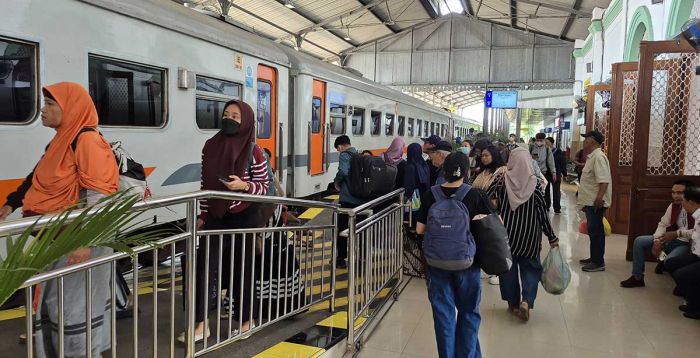 Imlek Meriah di Stasiun Madiun, Penumpang Disuguhi Barongsai dan Fortune Seat