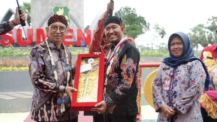 Menteri Kebudayaan RI Didampingi Bupati Sumenep Resmikan Monumen Tugu Keris