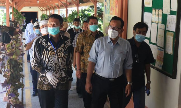 Kunjungi Pabrik Rokok, Cabup Yuhronur Efendi Jadi Rebutan Selfie Karyawan