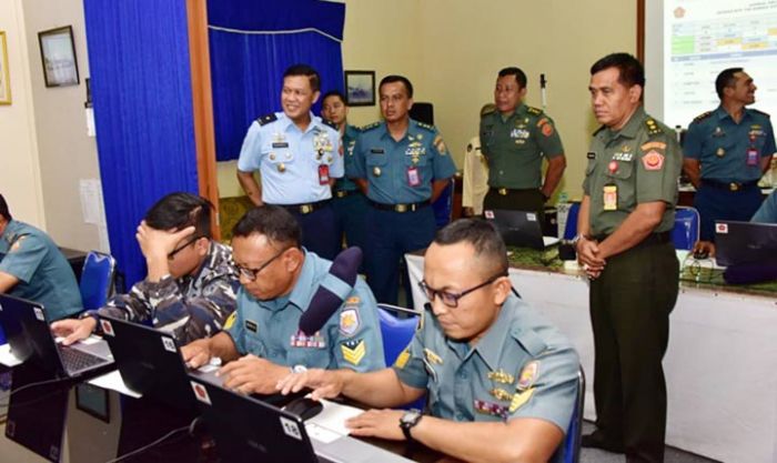 Kapusinfolahta TNI Tinjau Tes Kemampuan Komputer Seleksi Satgas MTF