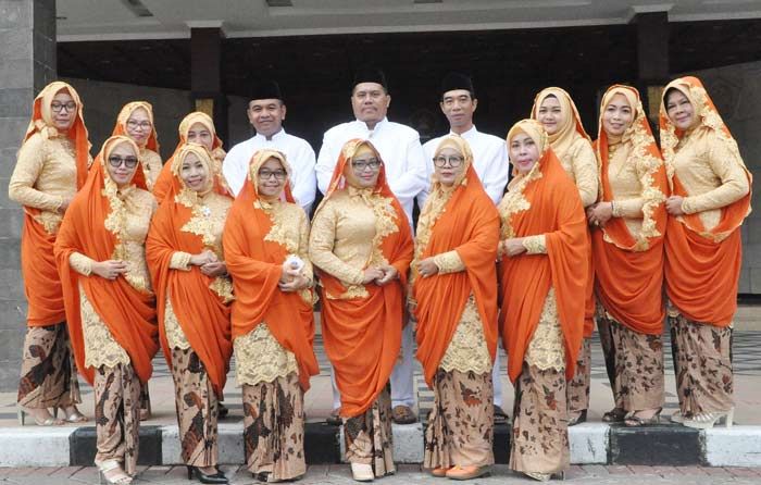 Peringati HUT, Bupati Sambari dan PNS Pemkab Berpakaian Khas Gresik