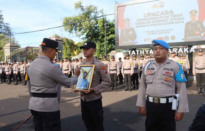 Kapolres Kediri Kota Pimpin Upacara PTDH In Absentia