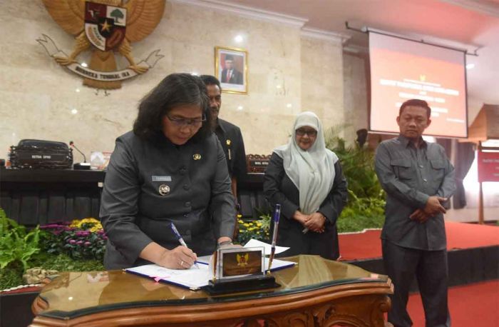 Pj Wali Kota Kediri dan Pimpinan DPRD Teken Persetujuan Raperda soal Perubahan APBD 2024 Jadi Perda