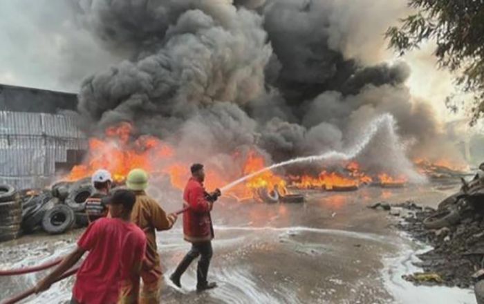 Pabrik Daur Ulang Ban di Bypass Mojokerto Terbakar