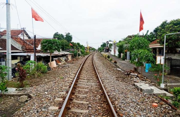 Ganggu Pandangan Masinis, Sejumlah APK Dekat Rel Kereta Api Dilepas Bawaslu