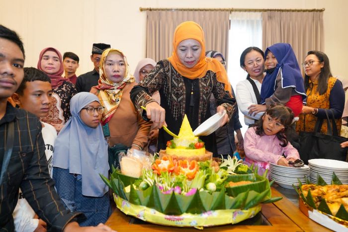 Khofifah Tumpengan dan Berbagi Pengalaman dengan Penyandang Disabilitas di Kediamannya