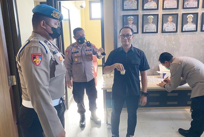 Buntut Ditangkapnya Oknum Kapolsek, Kapolresta Sidoarjo Bersama Anggota Lakukan Tes Urine Buntut Ditangkapnya Oknum Kapolsek, Kapolresta Sidoarjo Bersama Anggota Lakukan Tes Urine