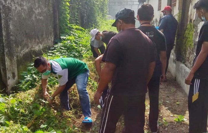 ​Bersama Warga, Banom NU Kedurus Gotong Royong Bersihkan Makam